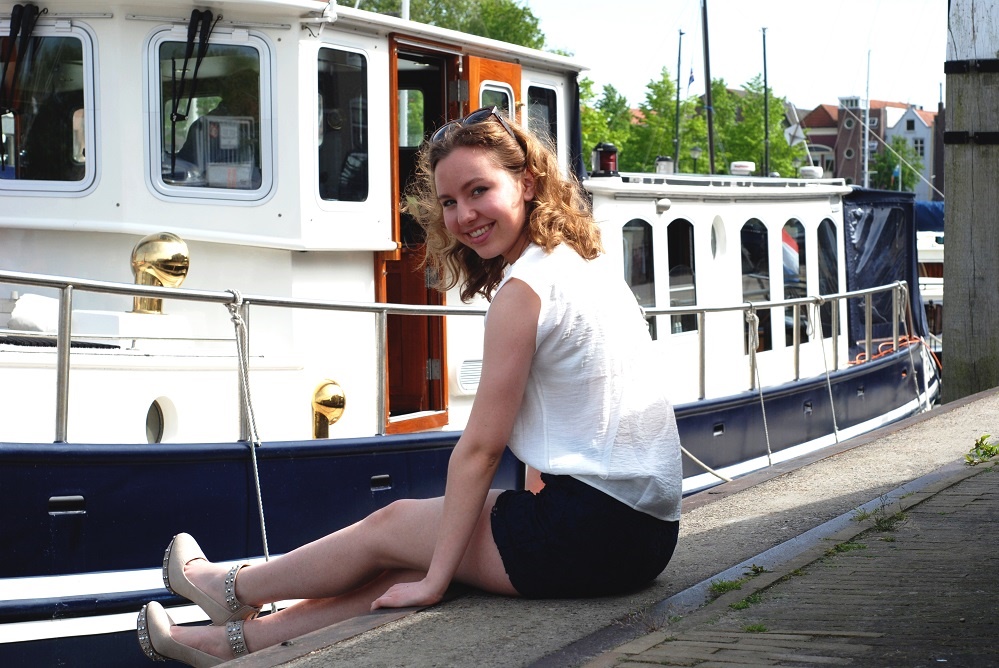 Cute outfit in the harbor
