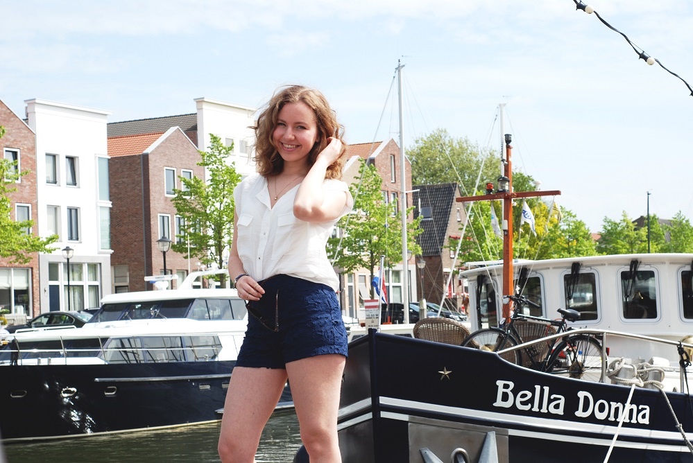 Cute outfit in the harbor | lADY gOLDAPPLE